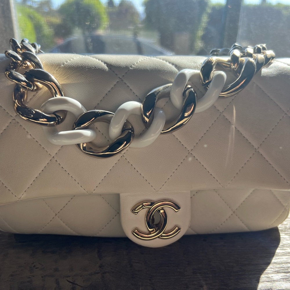Lambskin Quilted Resin Bi-Color Chain Flap Bag White - Picture 5 of 12